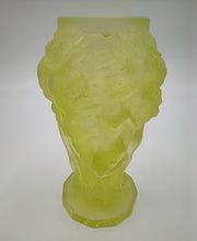 Laden Sie das Bild in den Galerie-Viewer, Vase Uranglas