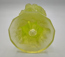 Laden Sie das Bild in den Galerie-Viewer, Vase Uranglas