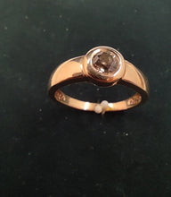 Laden Sie das Bild in den Galerie-Viewer, Solitärring in 14 Karat Gelbgold mit 0,45 ct Brillant