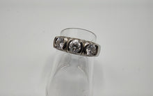 Laden Sie das Bild in den Galerie-Viewer, Brillantring mit einem Karat Brillanten in 14 Karat Weißgold