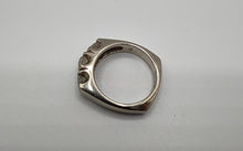 Laden Sie das Bild in den Galerie-Viewer, Brillantring mit einem Karat Brillanten in 14 Karat Weißgold