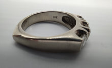 Laden Sie das Bild in den Galerie-Viewer, Brillantring mit einem Karat Brillanten in 14 Karat Weißgold