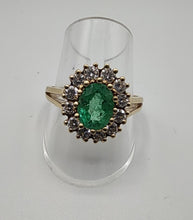 Laden Sie das Bild in den Galerie-Viewer, Smaragdring mit Brillanten in 14 Karat Gelbgold