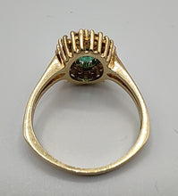 Laden Sie das Bild in den Galerie-Viewer, Smaragdring mit Brillanten in 14 Karat Gelbgold