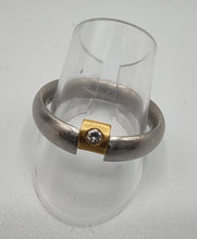Laden Sie das Bild in den Galerie-Viewer, Herrenring mit Brillantsplitter in 950 Platin mit 18 Karat Gelbgoldinlay