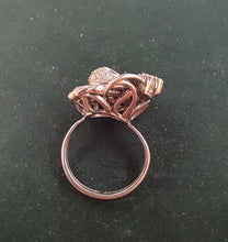 Laden Sie das Bild in den Galerie-Viewer, Brillantring mit außergewöhnlichem Blütendesign in 14Karat Weißgold