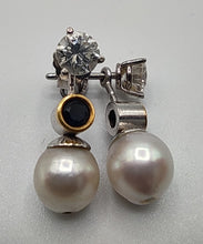 Laden Sie das Bild in den Galerie-Viewer, Brillantohrstecker mit Saphiren und Perlen in 14 Karat Weißgold