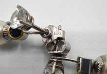 Laden Sie das Bild in den Galerie-Viewer, Brillantohrstecker mit Saphiren und Perlen in 14 Karat Weißgold