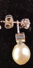 Laden Sie das Bild in den Galerie-Viewer, Brillantohrstecker mit Saphiren und Perlen in 14 Karat Weißgold