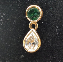 Laden Sie das Bild in den Galerie-Viewer, Brillantohrstecker mit Smaragden in 14 Karat Gelbgold