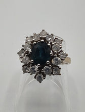 Laden Sie das Bild in den Galerie-Viewer, Brillantring mit Saphir in 14 Karat Weißgold