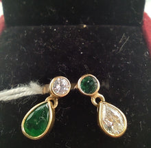 Laden Sie das Bild in den Galerie-Viewer, Brillantohrstecker mit Smaragden in 14 Karat Gelbgold