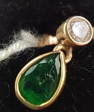 Laden Sie das Bild in den Galerie-Viewer, Brillantohrstecker mit Smaragden in 14 Karat Gelbgold