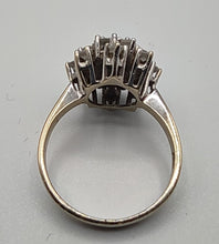 Laden Sie das Bild in den Galerie-Viewer, Brillantring mit Saphir in 14 Karat Weißgold