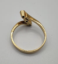 Laden Sie das Bild in den Galerie-Viewer, schmaler Brillantring mit drei Brillanten in 14 Karat Gelbgold