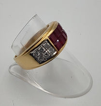 Laden Sie das Bild in den Galerie-Viewer, Rubinring mit Brillanten in 18 Karat Gelbgold