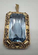 Laden Sie das Bild in den Galerie-Viewer, Riesiger Aquamarinanhänger(46 ct) in 14 Karat Gelbgold