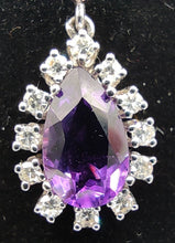 Laden Sie das Bild in den Galerie-Viewer, Ohrstecker mit Amethysttropfen  (ca. 4, 0 ct) und Brillanten in 18 Karat Weißgold