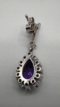 Laden Sie das Bild in den Galerie-Viewer, Ohrstecker mit Amethysttropfen  (ca. 4, 0 ct) und Brillanten in 18 Karat Weißgold