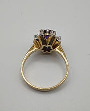 Laden Sie das Bild in den Galerie-Viewer, Amethystring mit Brillantsplittern in 14 Karat Gelbgold
