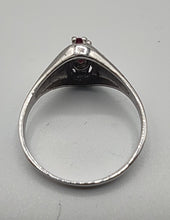 Laden Sie das Bild in den Galerie-Viewer, Brillantring (0,25ct) mit Rubinen in 8 Karat Weißgold