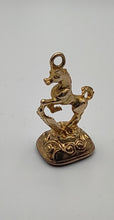 Laden Sie das Bild in den Galerie-Viewer, Anhänger Pferd Edinburgh in 9 Karat Gelbgold