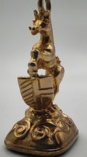 Laden Sie das Bild in den Galerie-Viewer, Anhänger Pferd Edinburgh in 9 Karat Gelbgold