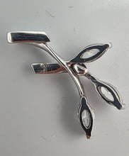 Laden Sie das Bild in den Galerie-Viewer, Anhänger Ast mit 3 Glassteinen in 18 Karat Weißgold