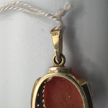 Laden Sie das Bild in den Galerie-Viewer, Schöner schlichter Korallenanhänger mit Brillanten in 14 Karat Gelbgold