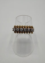 Laden Sie das Bild in den Galerie-Viewer, Brillantring mit 6 Brillanten auf aufgesetzter Weißgoldschiene in 14 Karat Gelbgold