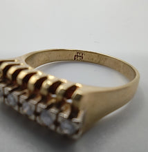 Laden Sie das Bild in den Galerie-Viewer, Brillantring mit 6 Brillanten auf aufgesetzter Weißgoldschiene in 14 Karat Gelbgold
