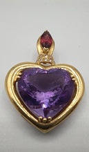 Laden Sie das Bild in den Galerie-Viewer, Großer Herzanhänger mit Amethyst und Brillanten in 18 Karat Gelbgold