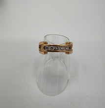 Laden Sie das Bild in den Galerie-Viewer, Ring mit 5 Brillanten eingebettet in einer ovalen Schiene in 14 Karat Gelbgold