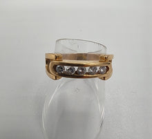 Laden Sie das Bild in den Galerie-Viewer, Ring mit 5 Brillanten eingebettet in einer ovalen Schiene in 14 Karat Gelbgold