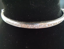 Laden Sie das Bild in den Galerie-Viewer, Sehr feiner Brillantarmreif in 18Karat Weißgold