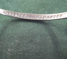 Laden Sie das Bild in den Galerie-Viewer, Sehr feiner Brillantarmreif in 18Karat Weißgold
