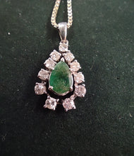 Laden Sie das Bild in den Galerie-Viewer, Brillantcollier mit großem Smaragd in 14Karat Weißgold