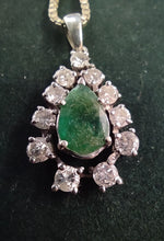 Laden Sie das Bild in den Galerie-Viewer, Brillantcollier mit großem Smaragd in 14Karat Weißgold
