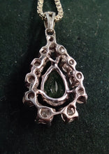 Laden Sie das Bild in den Galerie-Viewer, Brillantcollier mit großem Smaragd in 14Karat Weißgold