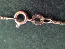 Laden Sie das Bild in den Galerie-Viewer, Brillantcollier mit großem Smaragd in 14Karat Weißgold