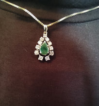 Laden Sie das Bild in den Galerie-Viewer, Brillantcollier mit großem Smaragd in 14Karat Weißgold