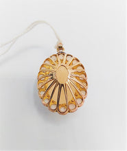 Laden Sie das Bild in den Galerie-Viewer, Riesiger Boulderkristallopal mit 6,6 ct als Anhänger in 14 Karat Gelbgold