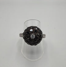 Laden Sie das Bild in den Galerie-Viewer, Brillantring mit schw. Diamanten in 14 Karat Weißgold