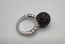 Laden Sie das Bild in den Galerie-Viewer, Brillantring mit schw. Diamanten in 14 Karat Weißgold