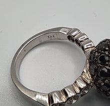 Laden Sie das Bild in den Galerie-Viewer, Brillantring mit schw. Diamanten in 14 Karat Weißgold