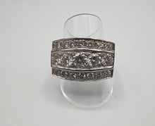 Laden Sie das Bild in den Galerie-Viewer, Auffälliger Brillantring in 18 Karat Weißgold