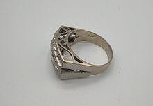 Laden Sie das Bild in den Galerie-Viewer, Auffälliger Brillantring in 18 Karat Weißgold