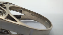 Laden Sie das Bild in den Galerie-Viewer, Auffälliger Brillantring in 18 Karat Weißgold