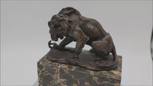 Laden und Abspielen von Videos im Galerie-Viewer, Bronzeskulptur Löwe mit Schlange
