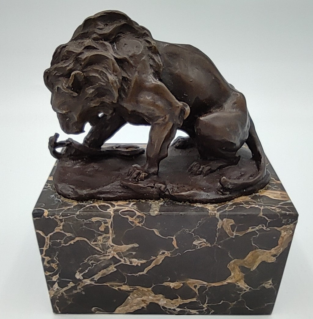 Bronzeskulptur Löwe mit Schlange